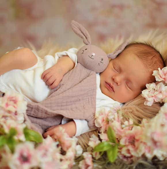 Baby schläft mit Kuscheltier mit Blumen Fotograf PB Studios aus Achim