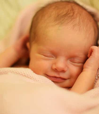 Lachendes Baby mit Decke Fotograf PB Studios aus Achim