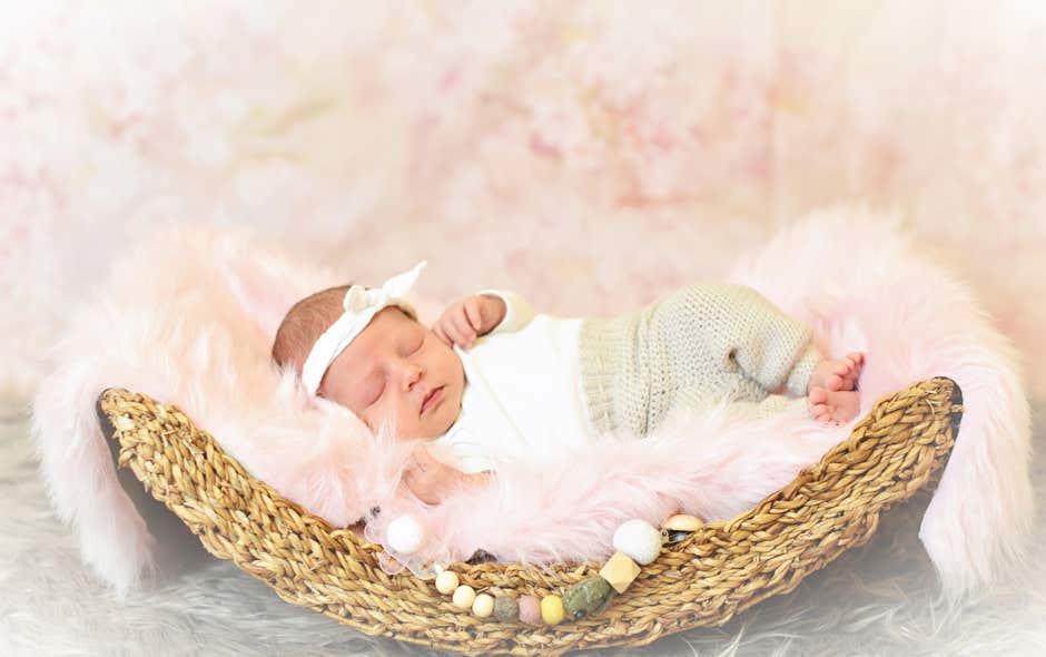 Baby mit weißem Stirnband schläft in Schale Fotograf PB Studios aus Achim