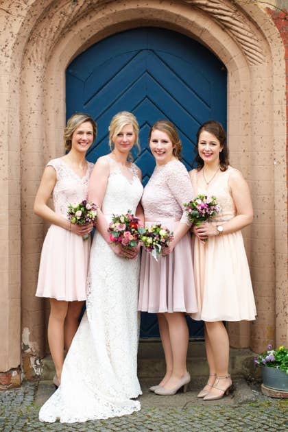 Braut mit ihren Brautjungfern vor Kirchentür Hochzeitsfotograf PB Studios aus Achim
