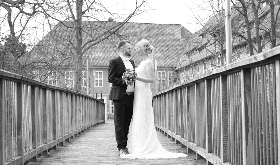 Braut und Bräutigam auf einer Brücke in schwarzweiß Hochzeitsfotograf PB Studios aus Achim