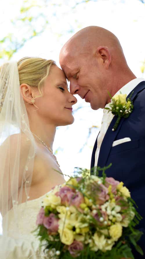 Braut und Bräutigam berühren sich Hochzeitsfotograf PB Studios aus Achim