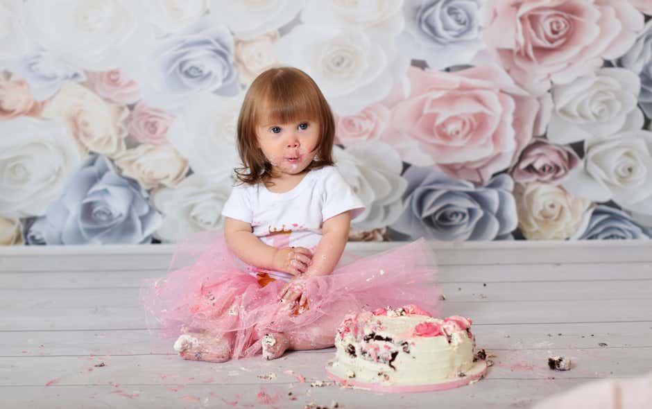 Baby in rosa Kleid mit einer Torte beim Cakesmash Fotograf PB Studios aus Achim