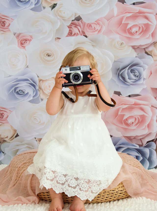 Mädchen in weißem Kleid mit Fotoapparat Fotograf PB Studios aus Achim